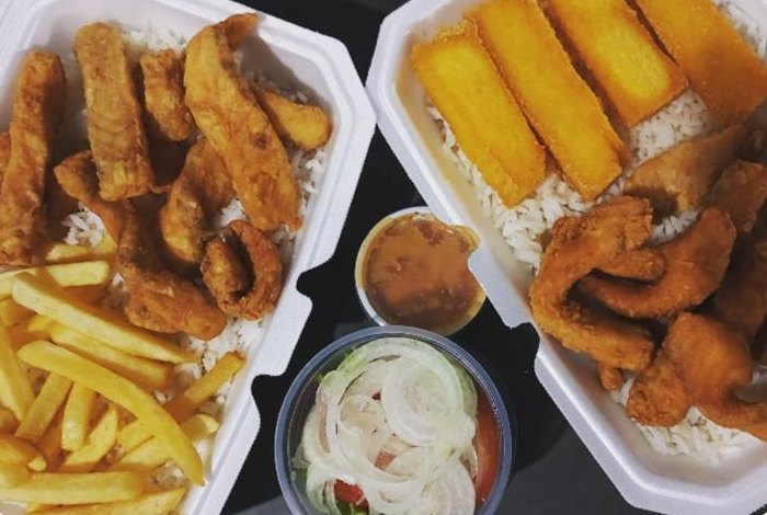 Marmitex com filé de tilápia, fritas, polenta, arroz, feijão e salada